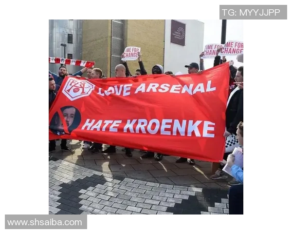 当今足坛仍在奋战的足球明星们的传奇故事与未来展望