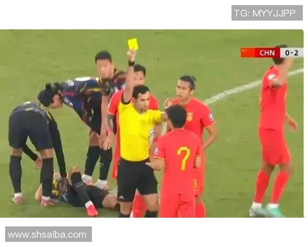 顶级足球明星在赛后怒斥裁判判罚不公引发热议与争议